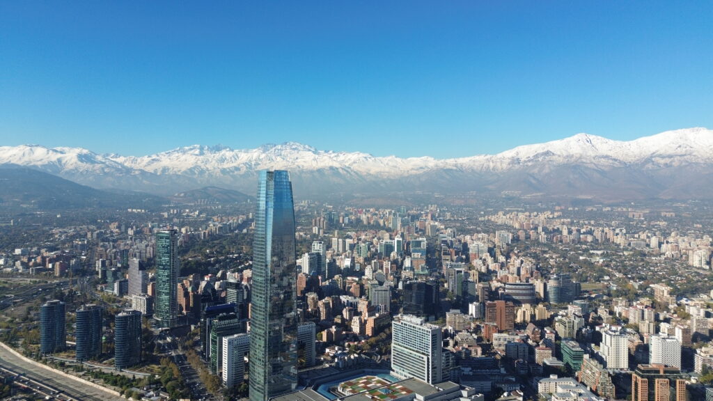 Vista panorâmica de Santiago do Chile com o skyline e a Cordilheira dos Andes nevada ao fundo, ideal para quem está planejando 5 dias em Santiago.