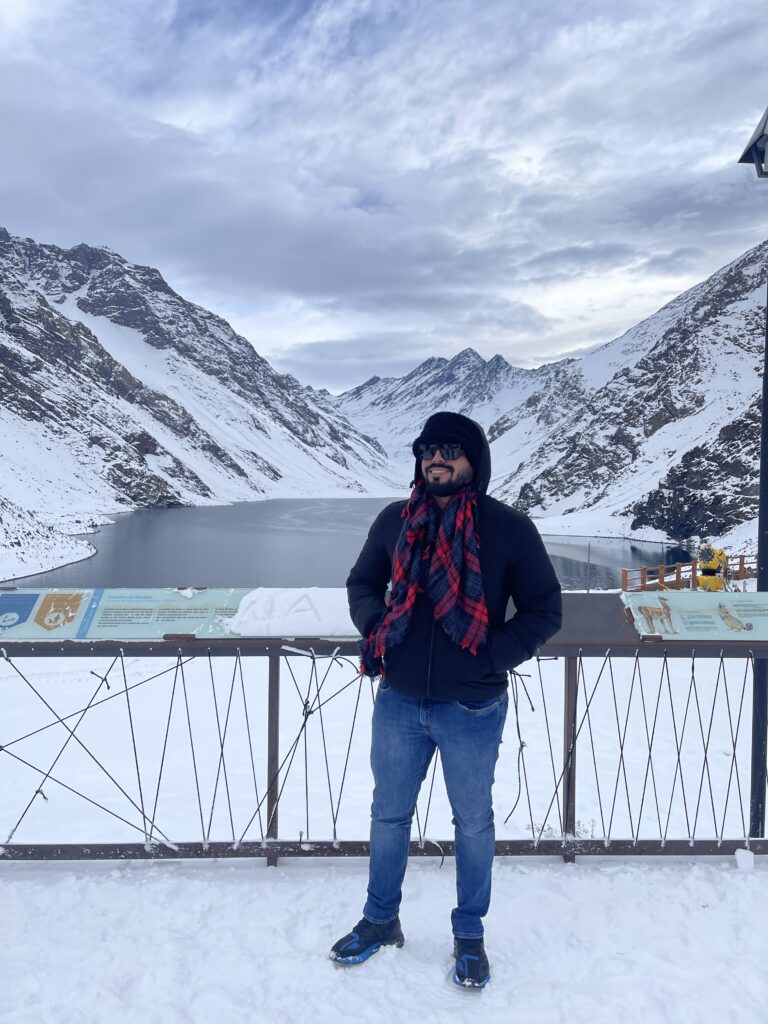 Turista posando para foto em viagem ao Chile no inverno.