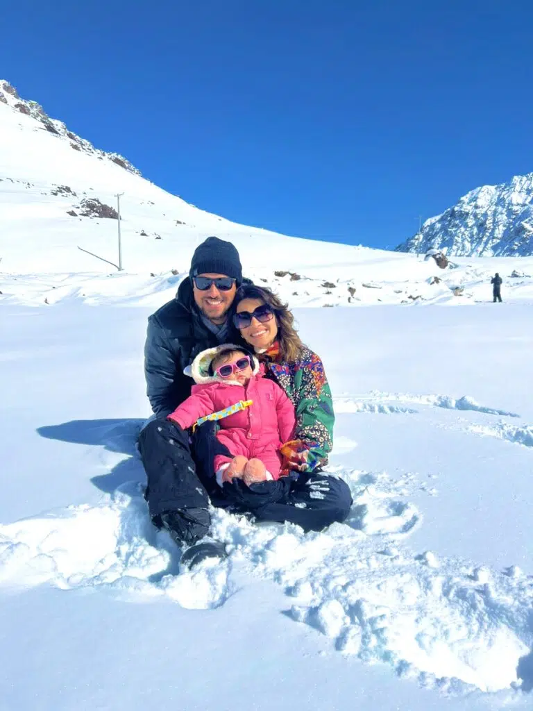 Família com criança no Chile no inverno.
